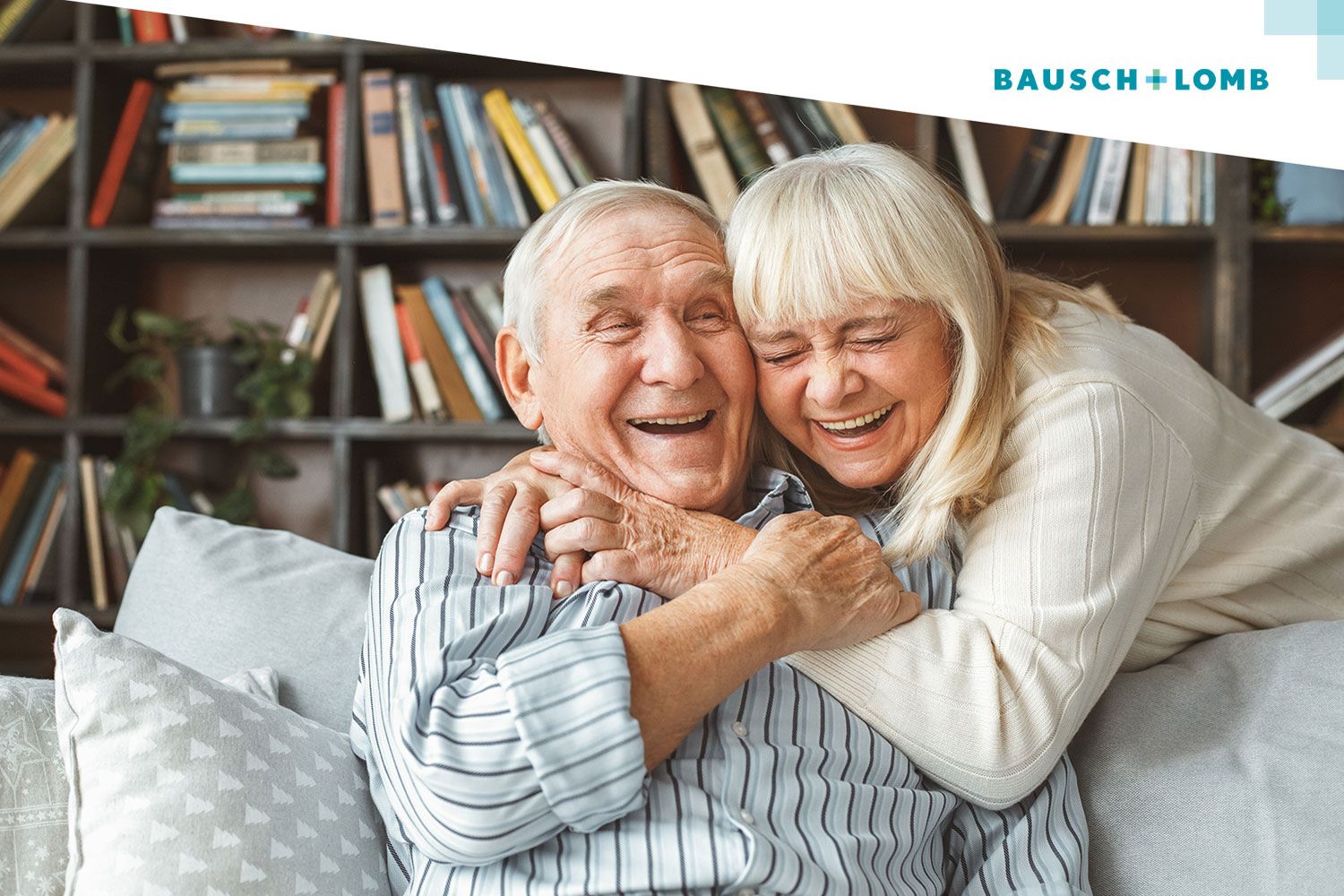 Dwoje seniorów przytulonych na sofie