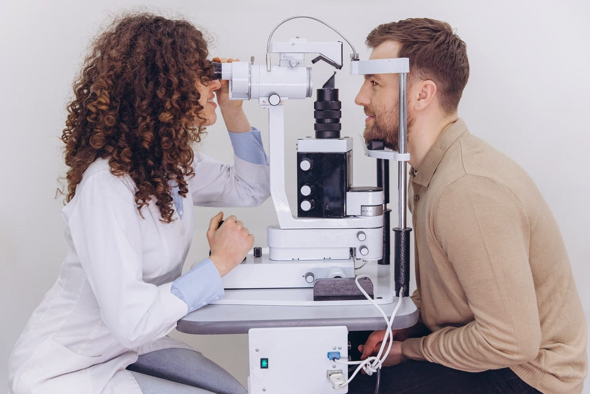 Jak przebiega badanie wzroku u okulisty i optometrysty?