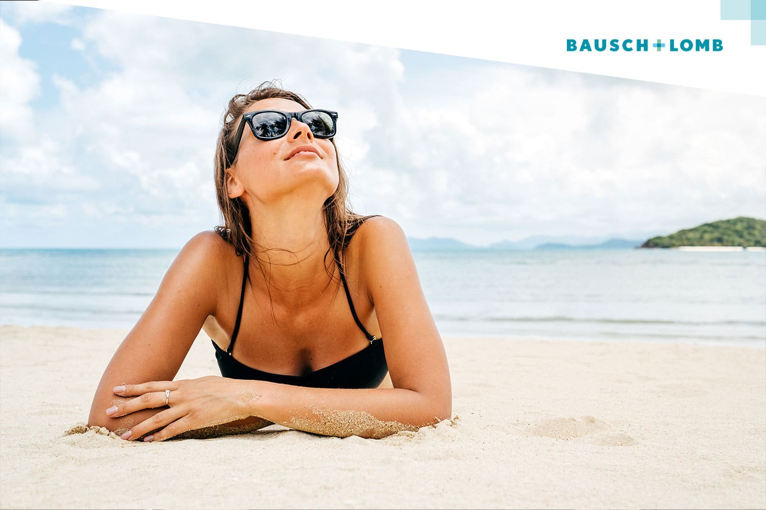 Kobieta opalająca się na plaży