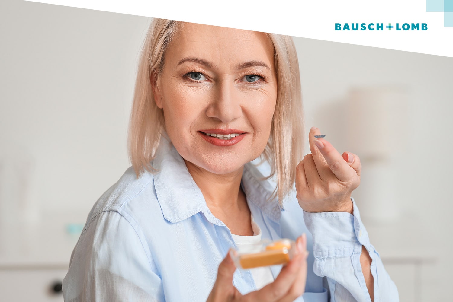 Starsza kobieta trzymająca w ręce soczewki kontaktowe prze założeniem