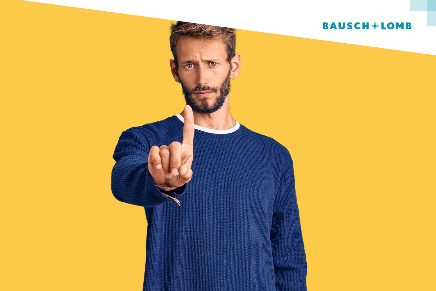 Człowiek trzymający w górze palec na znak zatrzymania