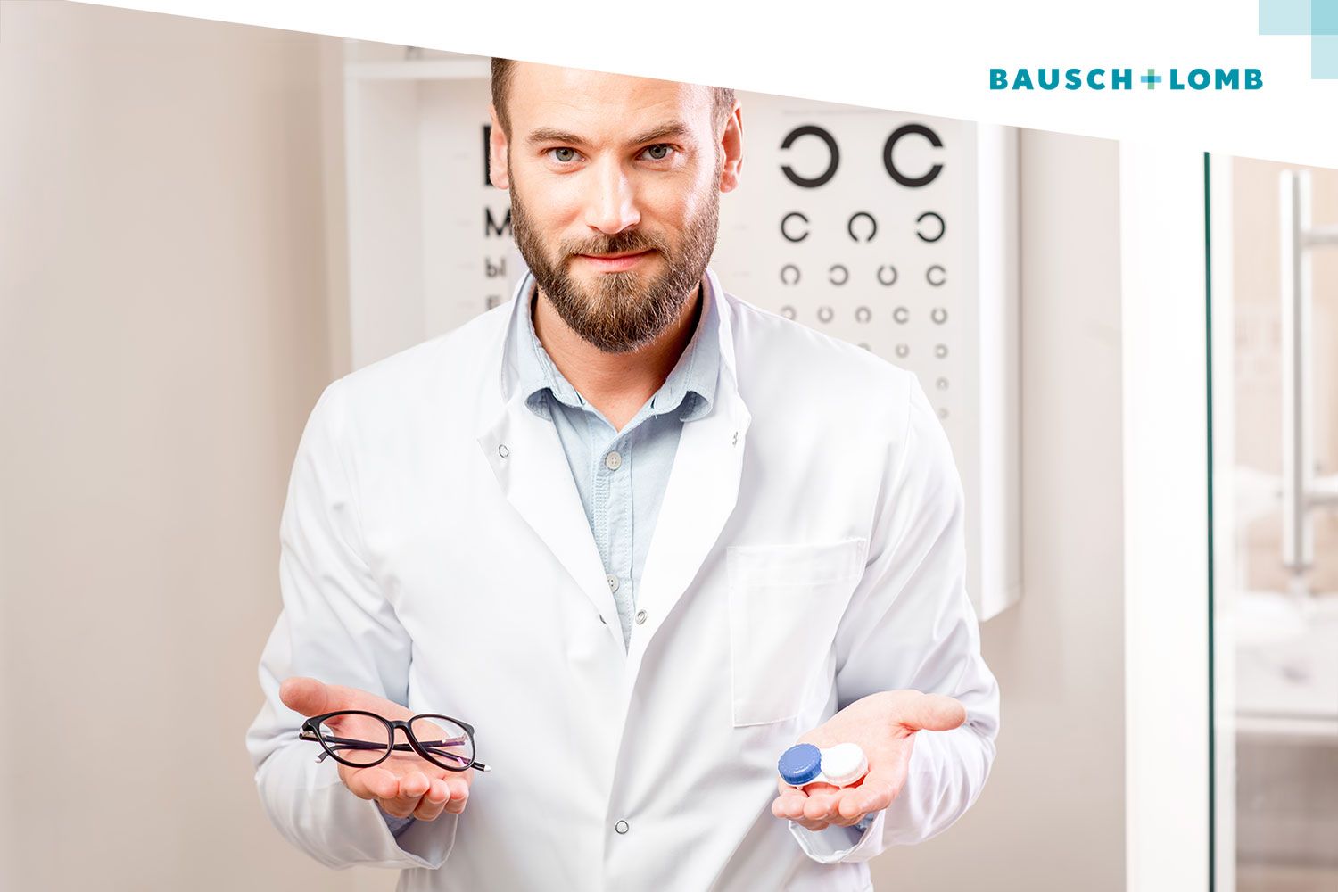 Lekarz trzymający w jednej ręce okulary, a w drugiej soczewki kontaktowe