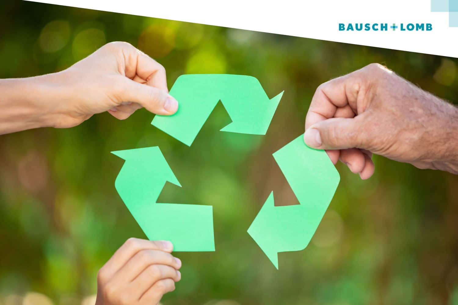 Symbol recyklingu, każdą strzałkę trzyma inna ręka