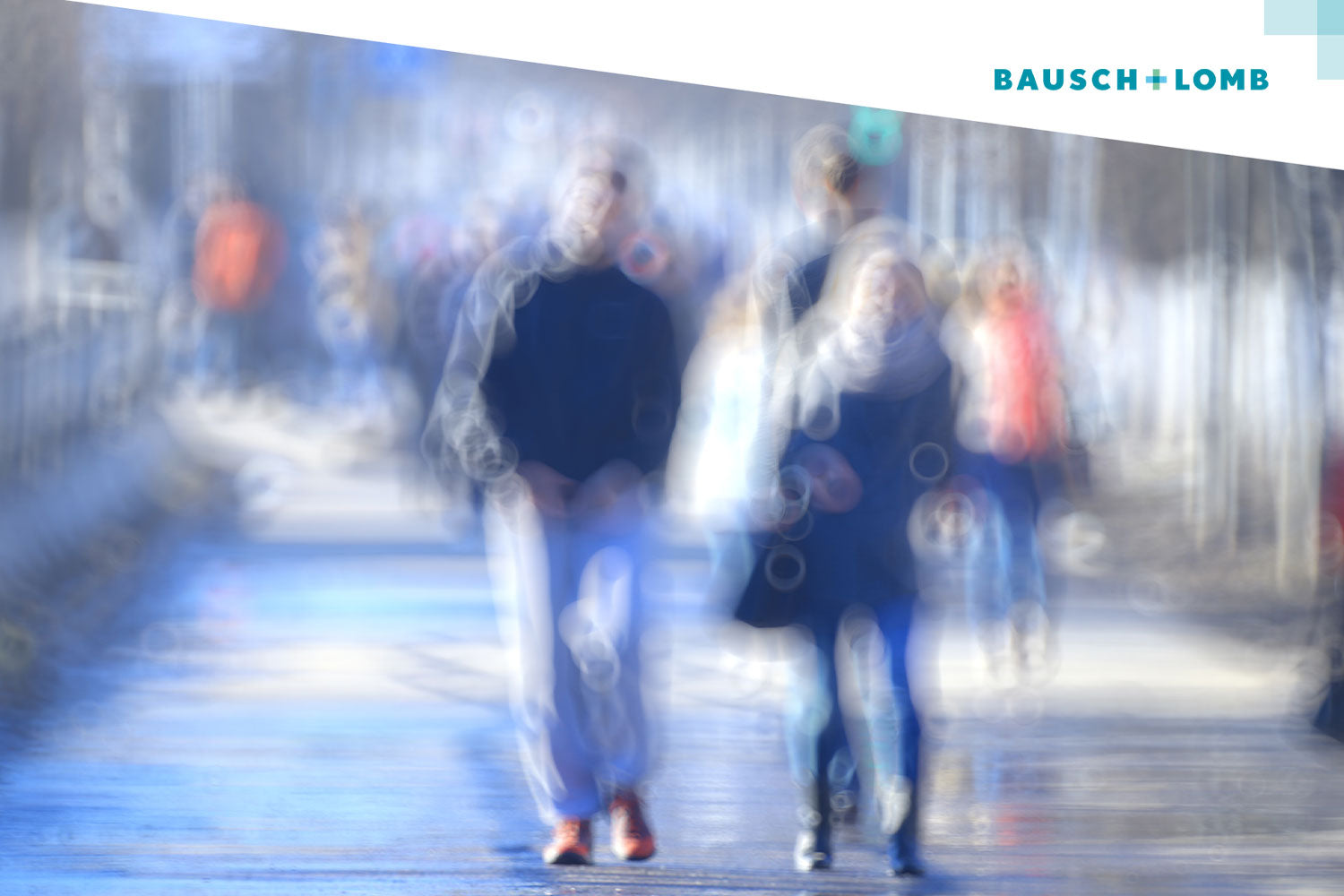 Zamglone widzenie, niewyraźni ludzie idący ulicą